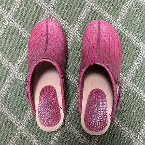 Fun pink Sanita clogs!  Size 37.